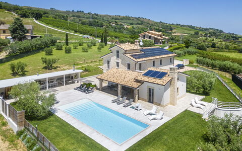 Villa Aso: Pianta, Cielo, Proprietà, Costruzione, Finestra, Azzurro, Albero, Urban Design, Tempo Libero, Immobiliare