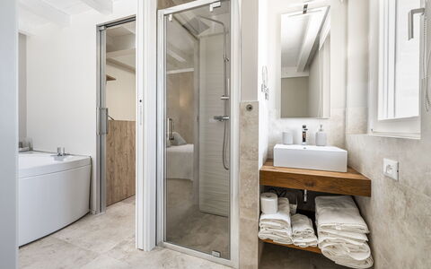 Villa Aso: Idraulico Fixture, Rubinetto, Specchio, Costruzione, Lavello, Bagno, Mobiletto Del Bagno, Porta, Interior Design, Comfort