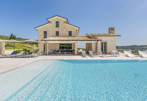 Villa Aso: Cielo, Proprietà, Acqua, Azzurro, Architettura, Tempo Libero, Albero, Pianta, Casa, Paesaggio