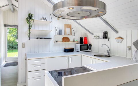 Arnsten: Cucina, Interior Design, Pavimentazione, Legna, Soffitto, Controsoffitto, Lampada, Elettrodomestico Da Cucina, Pavimento, Cabinetry