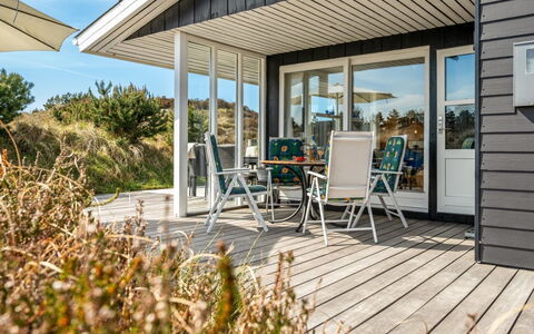 Nashota - 700M from the Sea: Tetto, Casa, Casa, Villetta, Porta, Raccordo, Deck, Portico, Plank, Latifoglie
