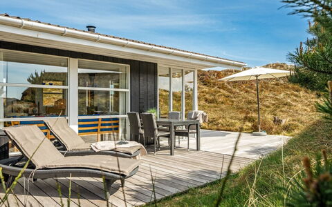 Nashota - 700M from the Sea: Tetto, Casa, Casa, Villetta, Porta, Raccordo, Deck, Portico, Plank, Latifoglie