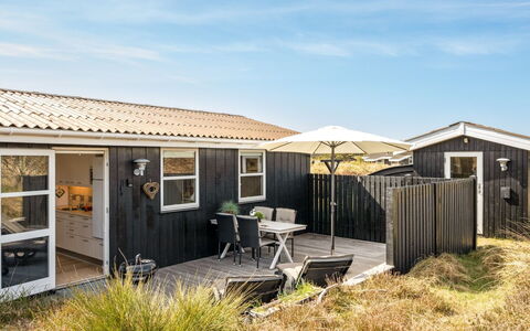Nashota - 700M from the Sea: Tetto, Casa, Casa, Villetta, Porta, Raccordo, Deck, Portico, Plank, Latifoglie