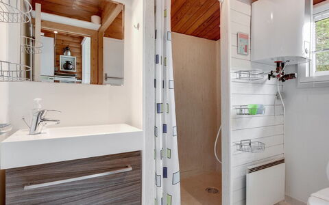 Florense - 2.5Km from the Sea: Idraulico Fixture, Bagno, Pavimentazione, Interior Design, Legna, Pavimento, Lavello, Rubinetto, Idraulico, Lavandino Del Bagno