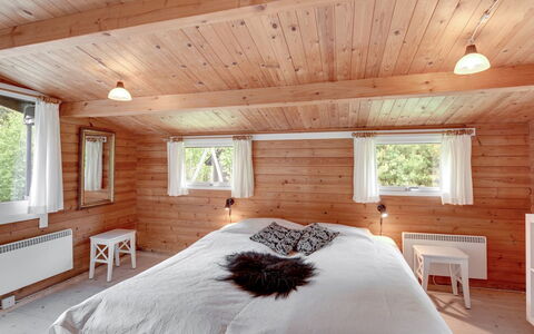 Florense - 2.5Km from the Sea: Legna, Mobilia, Camera Da Letto, Soffitto, Letto, Interior Design, Casa, Casa, Illuminazione, Camera