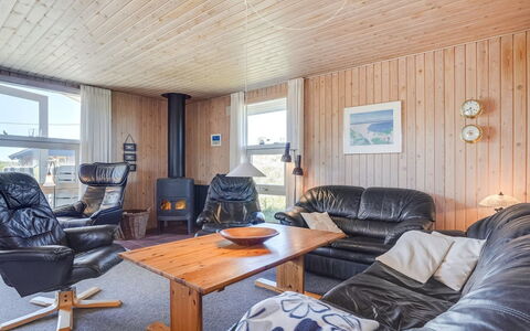 Kirsten - 800M from the Sea: Legna, Soffitto, Mobilia, Casa, Porta, Latifoglie, Camera, Soggiorno, Appartamento, Sedia