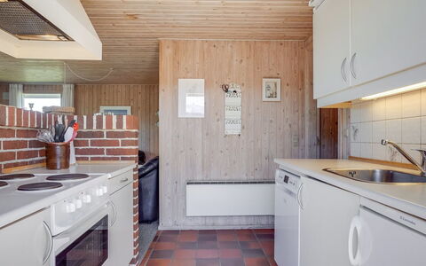 Kirsten - 800M from the Sea: Parete, Legna, Pavimentazione, Soffitto, Pavimento, Cucina, Interior Design, Controsoffitto, Mobilia, Cabinetry