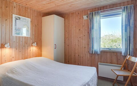 Kirsten - 800M from the Sea: Legna, Camera Da Letto, Letto, Lenzuolo, Bedding, Telaio Del Letto, Soffitto, Pavimento, Latifoglie, Casa