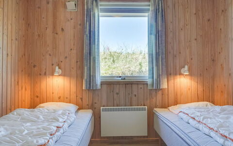 Kirsten - 800M from the Sea: Legna, Camera Da Letto, Letto, Pavimento, Lenzuolo, Bedding, Telaio Del Letto, Soffitto, Latifoglie, Color Legno