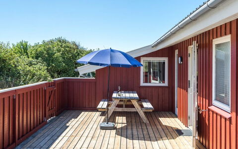 Kirsten - 800M from the Sea: Legna, Latifoglie, Plank, Deck, Color Legno, Pavimento In Legno, Shade, Sedia, Mobili Da Esterno, Balcone