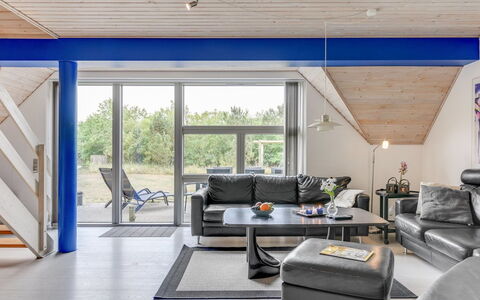 Tabithe - 2.2Km from the Sea: Mobilia, Interior Design, Sedia, Pavimentazione, Tavolo, Ricorrere, Pavimento, Soffitto, Camera, Eco Hotel