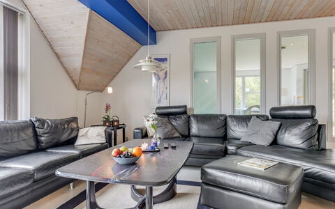 Tabithe - 2.2Km from the Sea: Mobilia, Interior Design, Sedia, Pavimentazione, Tavolo, Ricorrere, Pavimento, Soffitto, Camera, Eco Hotel