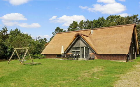 Tabithe - 2.2Km from the Sea: Mobilia, Interior Design, Sedia, Pavimentazione, Tavolo, Ricorrere, Pavimento, Soffitto, Camera, Eco Hotel