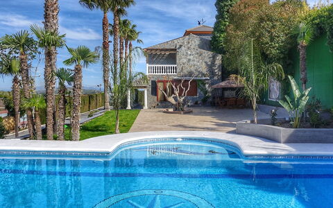 El Balcon: Proprietà, Piscina, Blu, Casa, Immobiliare, Estate, Casa, Costruzione, Azzurro, Albero