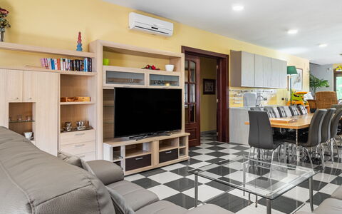 El Balcon: Mobilia, Divano, Elettrodomestico, Soggiorno, Interior Design, Pavimentazione, Mensola, Pavimento, Legna