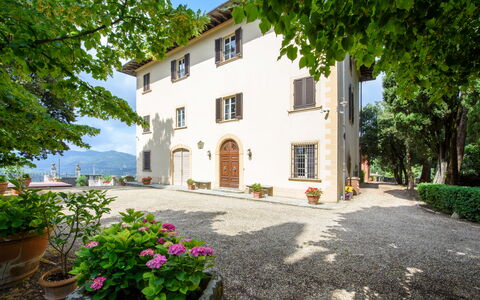 Villa Badiuzza: Pianta, Fiore, Costruzione, Proprietà, Finestra, Cielo, Albero, Vaso Di Fiori, Casa, Porta