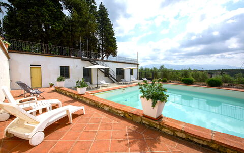 Villa Badiuzza: Acqua, Pianta, Cielo, Nube, Piscina, Finestra, Azzurro, Costruzione, Albero, Mobili Da Esterno