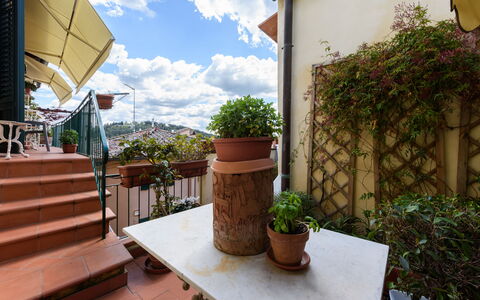 Residenza Del Desco: Pianta, Proprietà, Vaso Di Fiori, Costruzione, Cielo, Pianta Della Casa, Nube, Legna, Shade, Erba