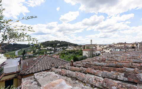 Residenza Del Desco: Nube, Cielo, Legna, Parete, Pianta, Paesaggio, Cumulo, Albero, Città, Orizzonte