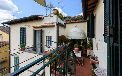Residenza Del Desco: Pianta, Cielo, Finestra, Costruzione, Azzurro, Vaso Di Fiori, Nube, Legna, Pianta Della Casa, Quartiere