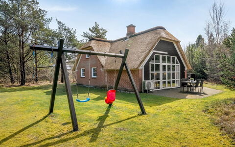 Hunno - 3Km from the Sea: Mobilia, Legna, Interior Design, Pavimentazione, Pavimento, Sedia, Camera, Soffitto, Soggiorno, Appartamento