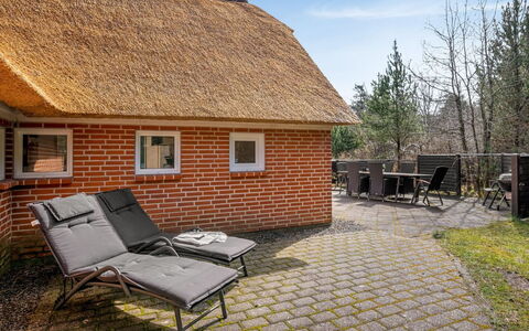 Hunno - 3Km from the Sea: Mobilia, Legna, Interior Design, Pavimentazione, Pavimento, Sedia, Camera, Soffitto, Soggiorno, Appartamento