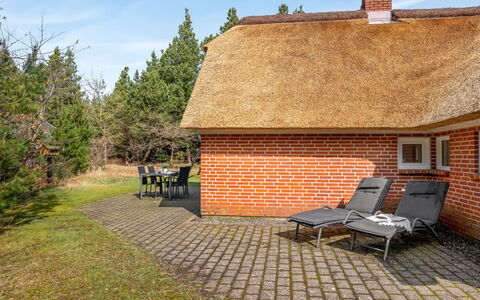 Hunno - 3Km from the Sea: Mobilia, Legna, Interior Design, Pavimentazione, Pavimento, Sedia, Camera, Soffitto, Soggiorno, Appartamento