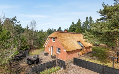 Hunno - 3Km from the Sea: Mobilia, Legna, Interior Design, Pavimentazione, Pavimento, Sedia, Camera, Soffitto, Soggiorno, Appartamento