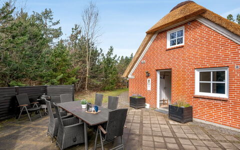 Hunno - 3Km from the Sea: Mobilia, Legna, Interior Design, Pavimentazione, Pavimento, Sedia, Camera, Soffitto, Soggiorno, Appartamento