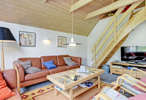 Hunno - 3Km from the Sea: Legna, Interior Design, Soffitto, Pavimentazione, Mobilia, Camera, Pavimento, Divano, Soggiorno, Attico
