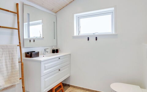 Aleko - 2.5Km from the Sea: Pavimentazione, Pavimento, Legna, Idraulico Fixture, Interior Design, Mobiletto Del Bagno, Rubinetto, Idraulico, Lavello, Bagno