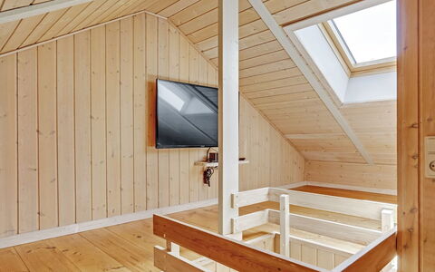 Munder - 1.2Km to the Fjord: Mobilia, Interior Design, Pavimentazione, Legna, Pavimento, Soffitto, Pavimento In Legno, Sedia, Tavolo, Illuminazione