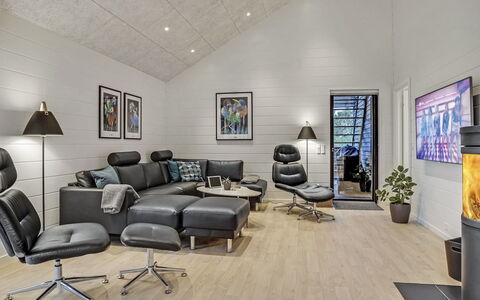Jonne - 200M to the Fjord: Mobilia, Interior Design, Pavimentazione, Divano, Pavimento, Legna, Soggiorno, Soffitto, Casa, Pavimento In Legno