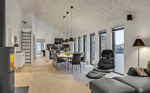 Jonne - 200M to the Fjord: Interior Design, Pavimentazione, Legna, Soffitto, Pavimento, Mobilia, Casa, Lampada, Soggiorno, Sedia