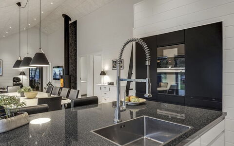 Jonne - 200M to the Fjord: Interior Design, Cucina, Controsoffitto, Pavimentazione, Lampada, Soffitto, Materiali Naturali, Bicchiere, Cabinetry