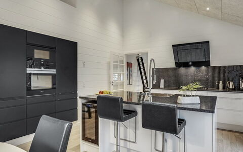 Jonne - 200M to the Fjord: Pavimentazione, Interior Design, Legna, Soffitto, Pavimento, Mobilia, Cucina, Lampada, Controsoffitto, Pavimento In Legno