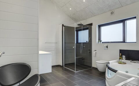 Jonne - 200M to the Fjord: Pavimentazione, Idraulico Fixture, Interior Design, Soffitto, Pavimento, Bagno, Lavello, Rubinetto, Idraulico, Lampada
