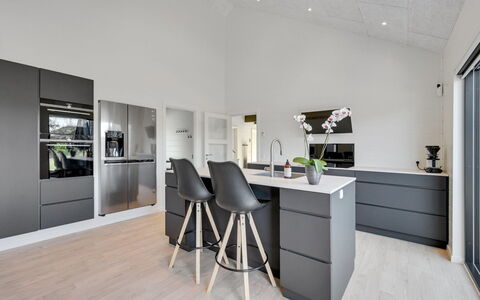 Tinella - 250M to the Fjord: Pavimentazione, Interior Design, Cucina, Pavimento, Mobilia, Controsoffitto, Soffitto, Cabinetry, Pavimento In Legno, Elettrodomestico