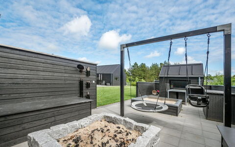 Henrikke - 500M to the Fjord: Mobilia, Interior Design, Sedia, Pavimentazione, Tavolo, Ricorrere, Pavimento, Soffitto, Camera, Eco Hotel