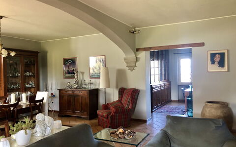 Villa Carsuga: Mobilia, Cornice, Divano, Tavolo, Legna, Illuminazione, Interior Design, Sedia, Pavimento, Soggiorno