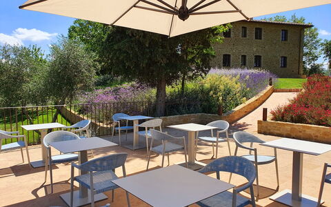 Villa Bartolomeo: Pianta, Mobilia, Proprietà, Tavolo, Cielo, Nube, Shade, Tavolo Esterno, Illuminazione, Interior Design