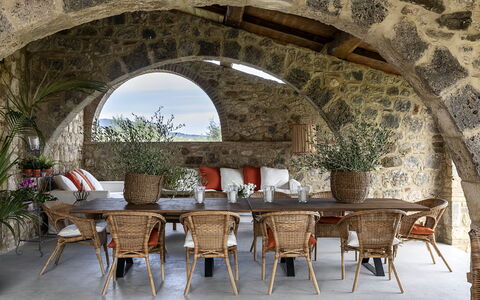 Villa Della Regina: Mobilia, Tavolo, Pianta, Proprietà, Sedia, Interior Design, Illuminazione, Shade, Costruzione, Mobili Da Esterno