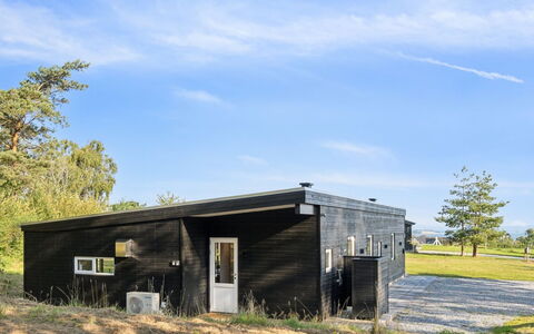 Uma - 1.5Km from the Sea: Tetto, Casa, Porta, Villetta, Shade, Raccordo, Cortile, Estate, Backyard