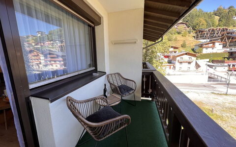 Apartment Martin: Proprietà, Costruzione, Legna, Pianta, Architettura, Shade, Sedia, Interior Design, Albero, Immobiliare