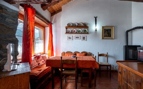 Avise 400: Mobilia, Proprietà, Tavolo, Cornice, Legna, Interior Design, Pavimento, Sedia, Finestra, Latifoglie