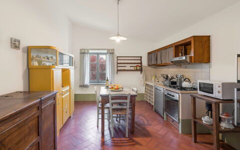 Orcia Panoramic View With Pool: Cabinetry, Proprietà, Mobilia, Controsoffitto, Tavolo, Cucina, Legna, Interior Design, Cassetto, Pavimentazione