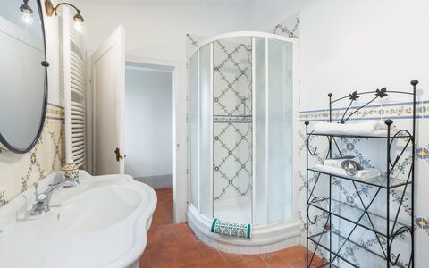 Orcia Panoramic View With Pool: Specchio, Idraulico Fixture, Rubinetto, Mobilia, Vasca Da Bagno, Soffione Doccia, Costruzione, Bagno, Interior Design, Doccia