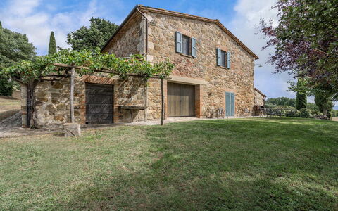 Orcia Panoramic View With Pool: Cielo, Nube, Costruzione, Finestra, Pianta, Albero, Casa, Lotto, Vegetazione, Paesaggio Naturale
