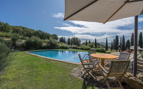 Orcia Panoramic View With Pool: Acqua, Pianta, Cielo, Mobilia, Nube, Piscina, Ombrello, Sedia, Azzurro, Mobili Da Esterno