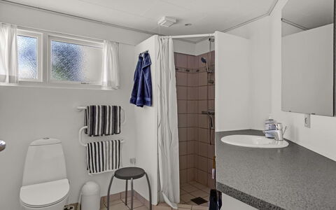 Thara - 100M from the Sea: Idraulico Fixture, Pavimentazione, Pavimento, Interior Design, Lavello, Gabinetto, Idraulico, Bagno, Toilet Seat, Materiale Composito